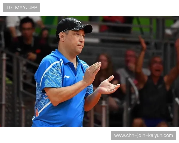 羽毛球教练怒指弟子